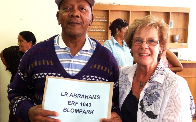 ‘n Baie tevrede mnr Abrahams van Blompark met sy Transportakte